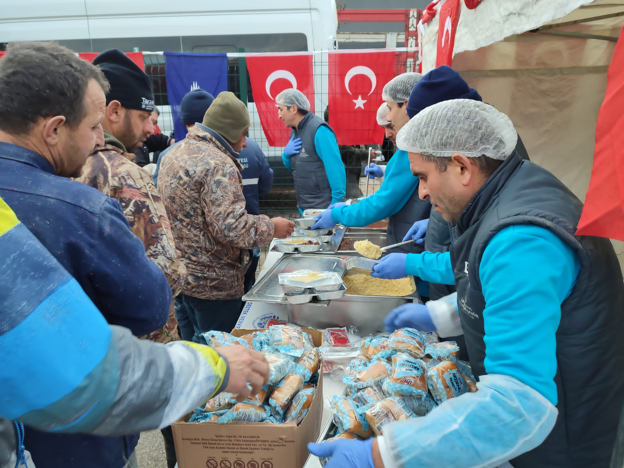 İBB Hatay’da sıcak yemek dağıtıyor!